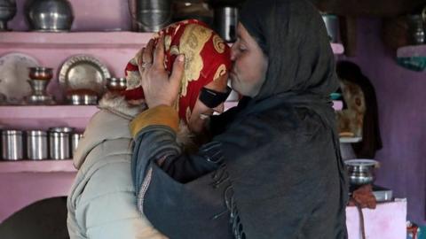 Insha Mushtaq's mother kisses her on the head