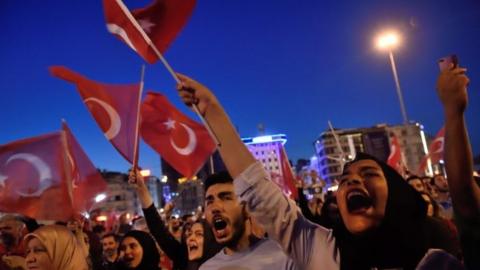 People demonstrate in Istanbul 16/07/2016