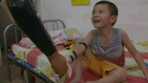 William shaking hands with Chang Hsien-liang