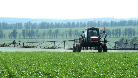 In Beidahuang Group Farm, sorghum leaf surface was sprayed with micro fertilizer to promote the growth of sorghum crops