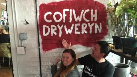 Cofiwch Dryweryn mural in a Chicago pub