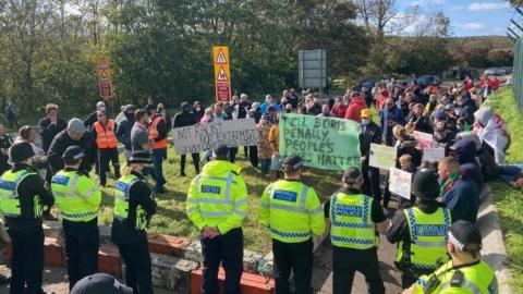 Protest yn gwrthwynebu derbyn ceiswyr lloches ym Mhenalun