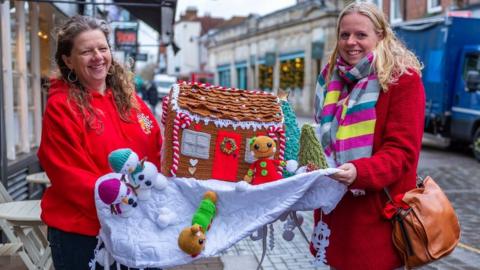 Clare Suttie and Roselle Ambrose with a post box topper