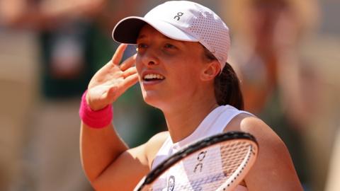 Iga Swiatek gestures to the crowd
