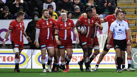 Saracens celebrate Maro Itoje's late score