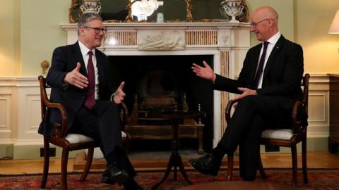 Keir Starmer and John Swinney chatting 