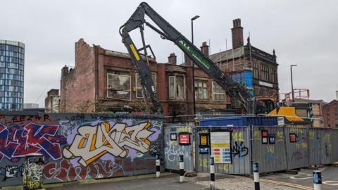 The Market Tavern being demolished by a crane