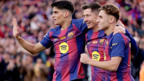 Lewandowski celebrates with team mates