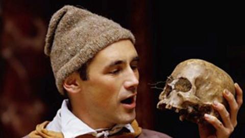Mark Rylance preforming a shakespeare play.