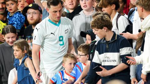 Chris Wood signing autographs in the crowd