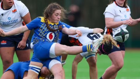 Lily Hawkins kicks the ball for Gwalia Lightning