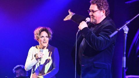 Amy Wadge a Michael Ball yn perfformio yng nghapel Union yn Llundain