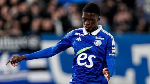 Mamadou Sarr playing for Strasbourg in Ligue 1