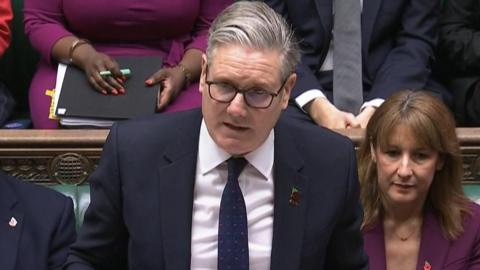 Keir Starmer at PMQs with Rachel Reeves sitting on the frontbench behind him