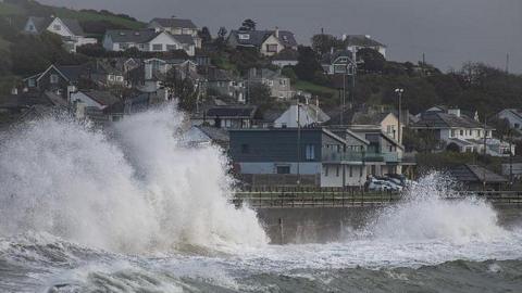 Tonnau mawr yng Nghricieth ddydd Sul