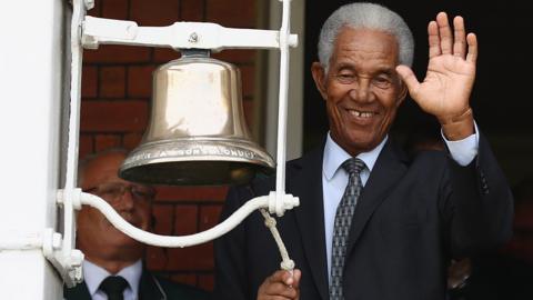 Sir Garfield Sobers rings the Lord's bell in 2016