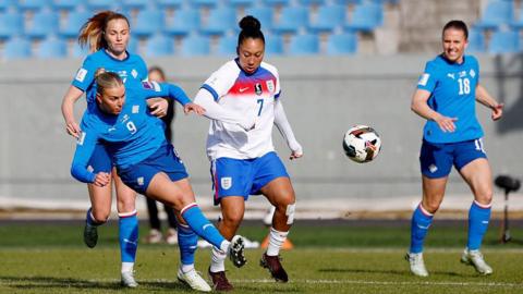 Lauren James makes a challenge on Dilja Zomers