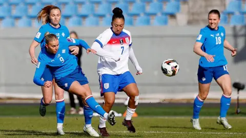 Lauren James makes a challenge on Dilja Zomers