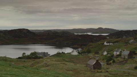 Taighean ri taobh loch ann an Leòdhas.