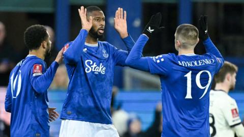 Everton players celebrate