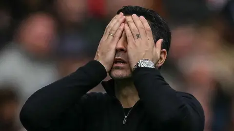 Mikel Arteta reacts during Arsenal's defeat