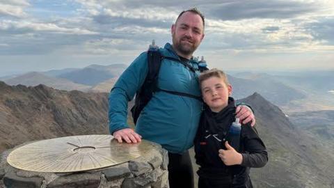 Albie-Junior gyda'i dad Daniel nesa iddo