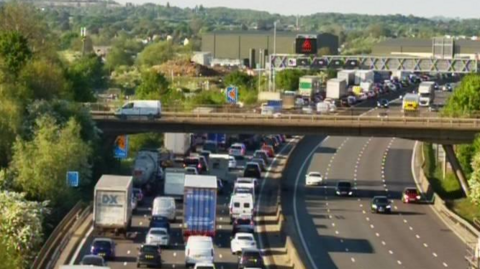 A row of traffic on the M1