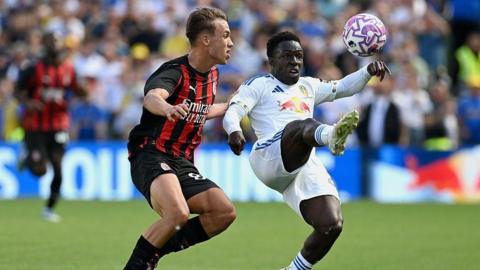 Vittorio Magni and Wilfried Gnonto compete for the ball
