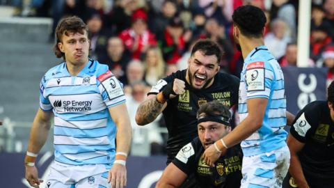 Toulon celebrate while Glasgow's Kyle Rowe watches on