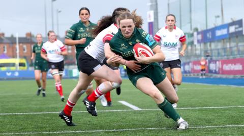 Hannah Clarke scores a try 