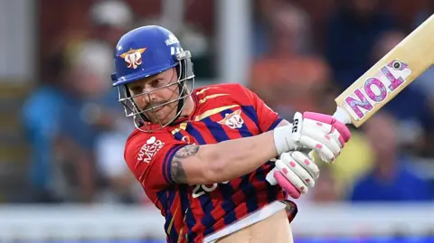 Manchester Super Giants opener Tim Seifer plays a shot