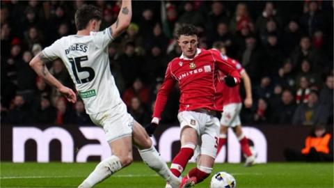 Nathan Broadhead yn osgoi her Cameron Burgess eiliadau cyn rhoi Wrecsam ar y blaen