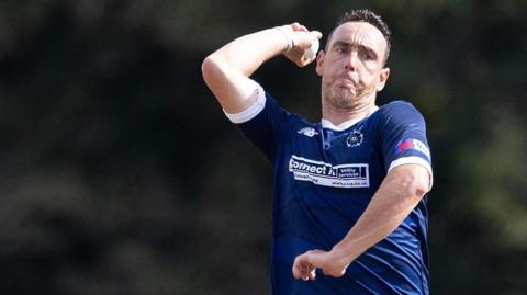 Kyle Abbott bowling for Hampshire