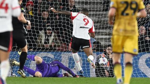 Cyle Larin scores from close range for Southampton