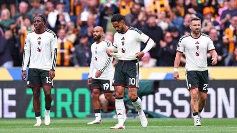 Dejected Manchester United players