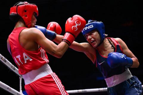 Sirine Charaabi from Italy in red Yoseline Perez from USA in blue