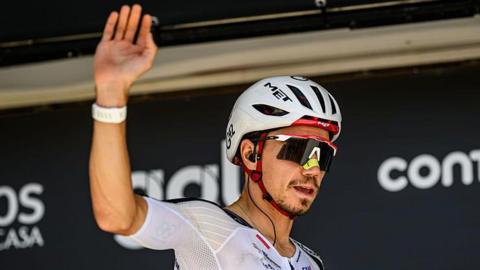 Rui Oliveira waves to fans before a stage during the 2026 Volta a Portugal