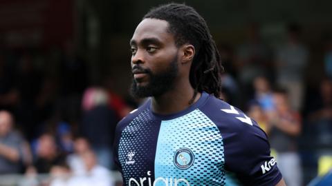 Fred Onyedinma playing for Wycombe