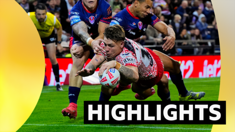 Keanan Brand of Leigh scoring a try