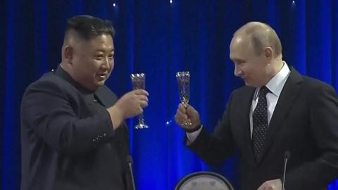 Putin and Kim toast