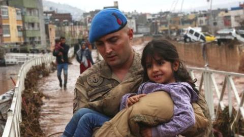 Turkish soldier saves child in Sanliurfa