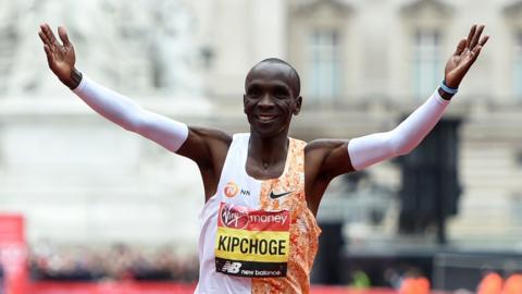 Eliud Kipchoge celebrates winning the 2019 London Marathon