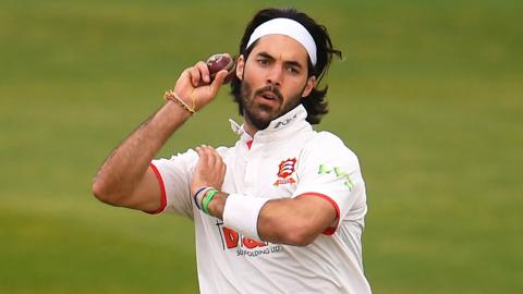 Shane Snater bowling for Essex