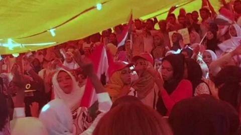 Sudanese women chant