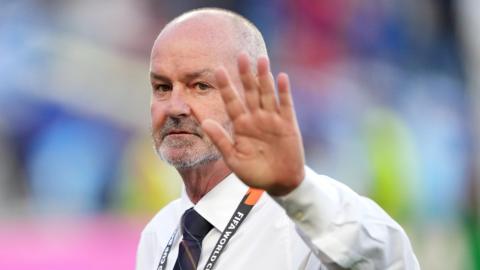 Steve Clarke, a bha na àrd-choidse air sgioba nàiseanta na h-Alba