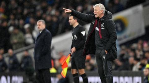 David Moyes on the touchline, Ange Postecoglou in the background