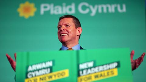 Rhun ap Iorwerth yn rhoi araith