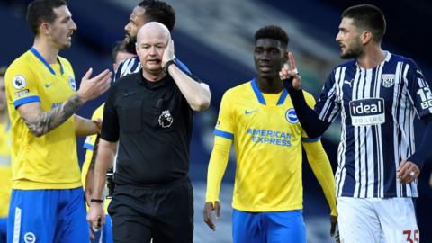 Referee Lee Mason and players