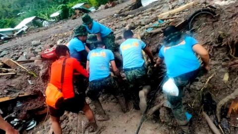 Rescuers retrieve a body from mud in Datu Odin Sinsuat, Maguindanao, 29 Oct 22