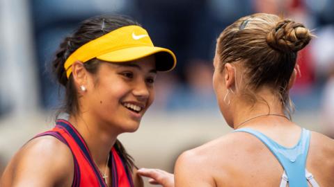 Emma Raducanu embraces Shelby Rogers at the 2021 US Open